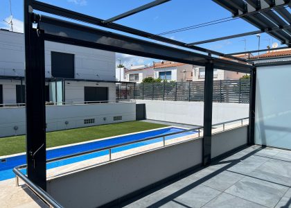 Protección solar con nuestros toldos verticales